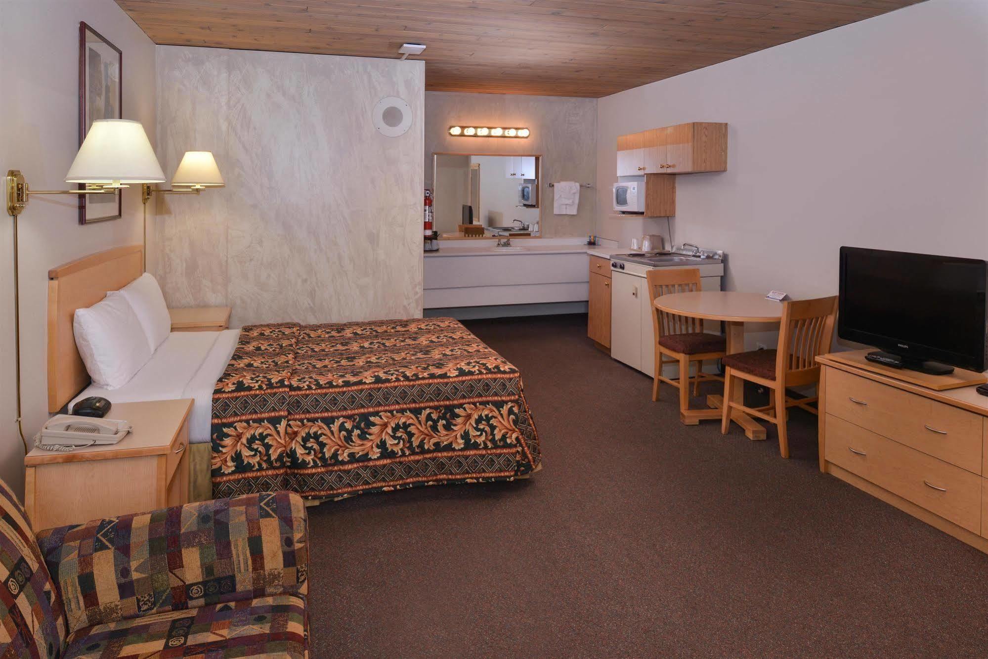 Canadas Best Value Inn And Suites Fernie Exterior foto